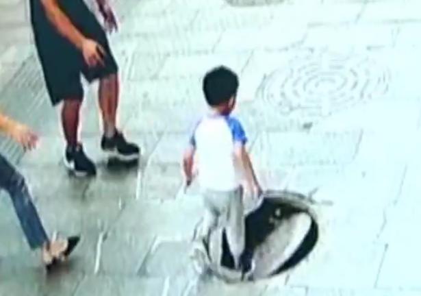 3岁男童一脚踩上破井盖,不慎掉入井中,妈妈直接吓瘫在地