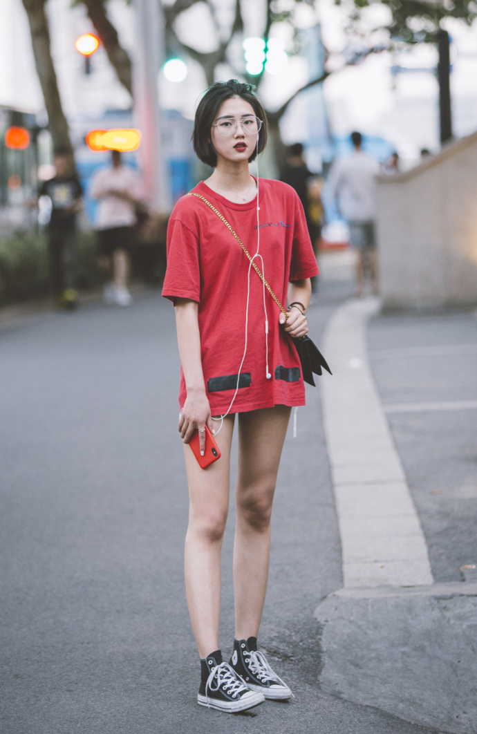 街拍:爱笑的女人都不会差,从这个角度看,小姐姐的长腿太诱人