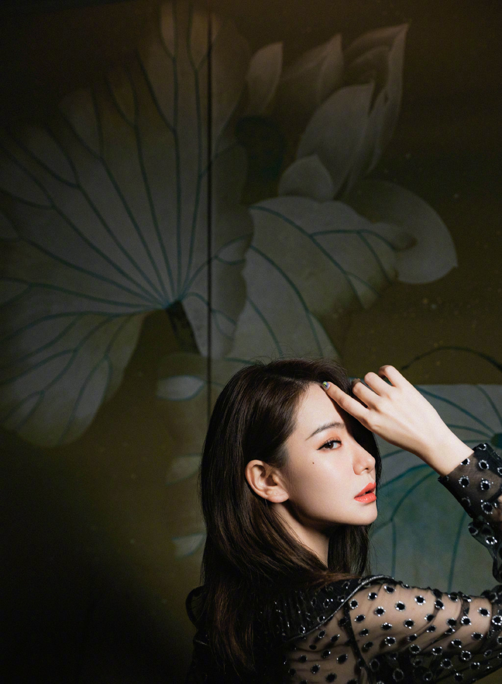 一组戚薇惊艳美照,大长腿属实抢镜,给人一种高贵冷艳