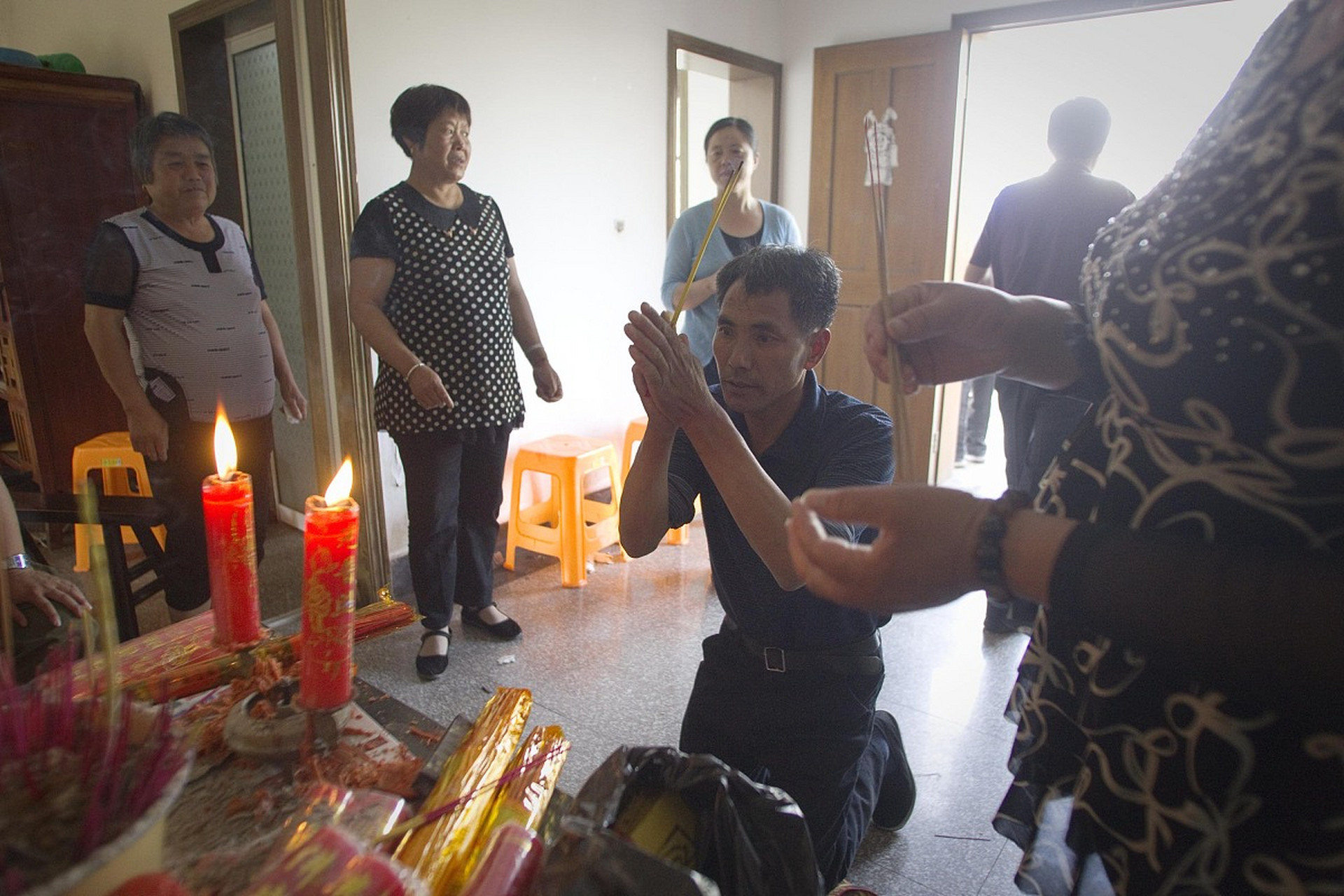 [原文:老人去世晚辈怎么跪拜]