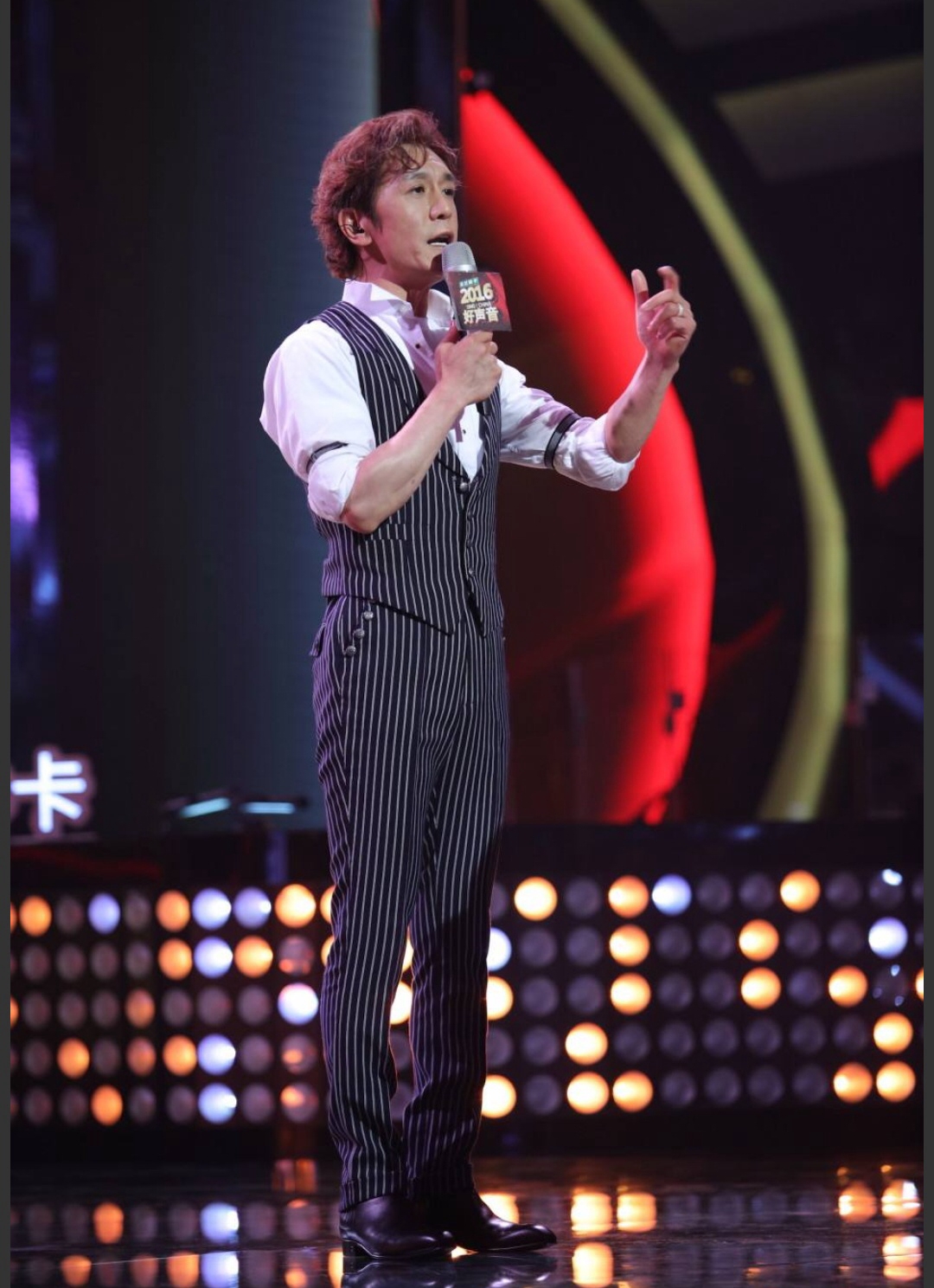 李咏,是央视著名主持人.曾主持过春晚,《非常6 1》,幸运52等知名节目.