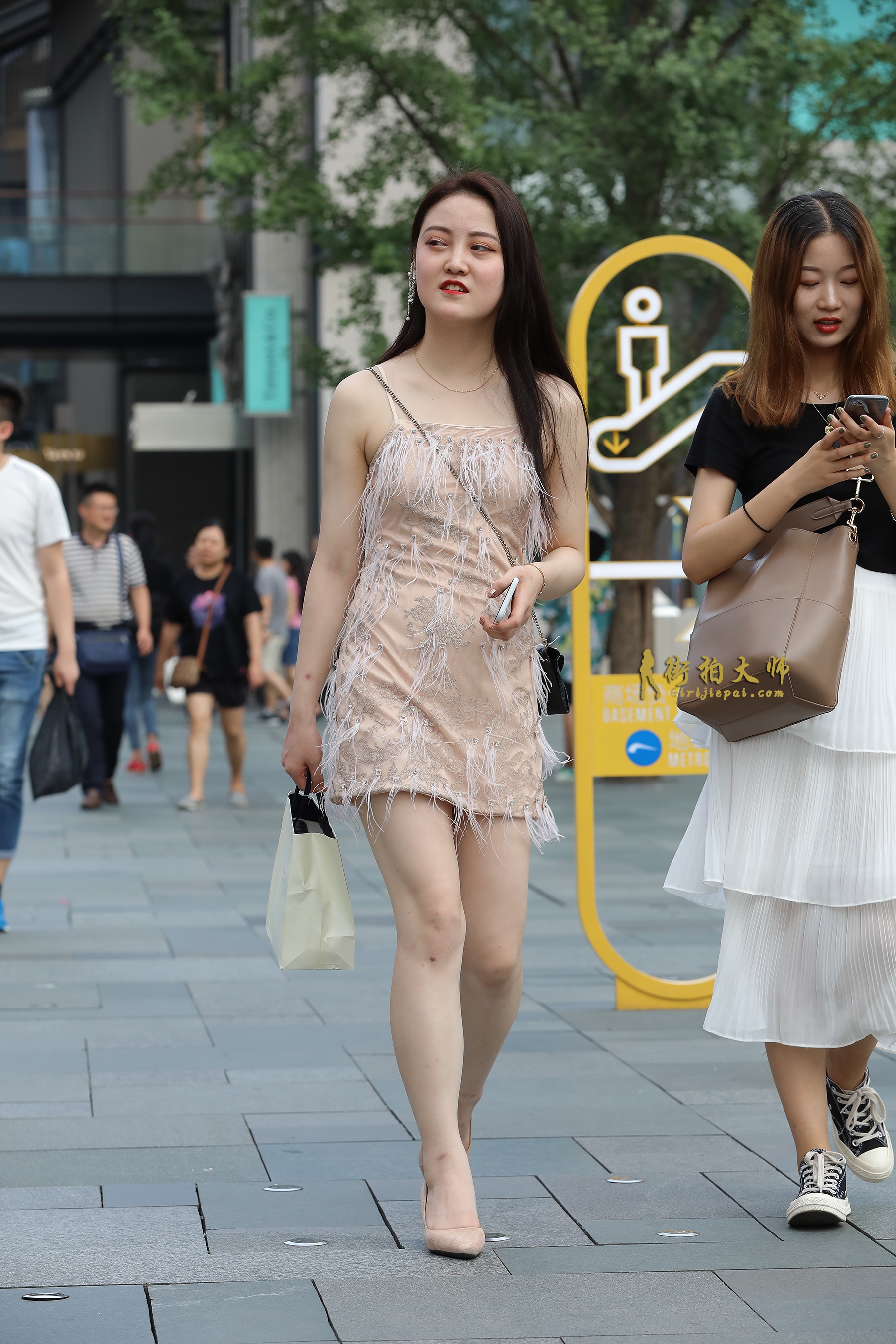 街拍:美女穿吊带连衣裙,秀出自己丰满的身材和好气质!