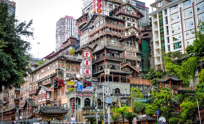 重慶洪崖洞是逛山城老街,夜晚時候燈火通明,堪稱山城一景