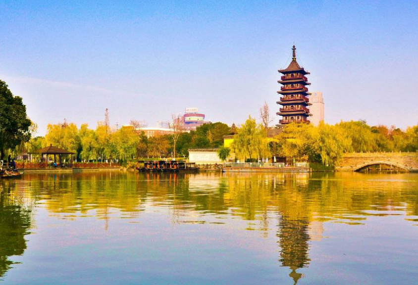 "鱼米之乡""丝绸之府"浙江嘉兴,此图是嘉兴的湖边美景.