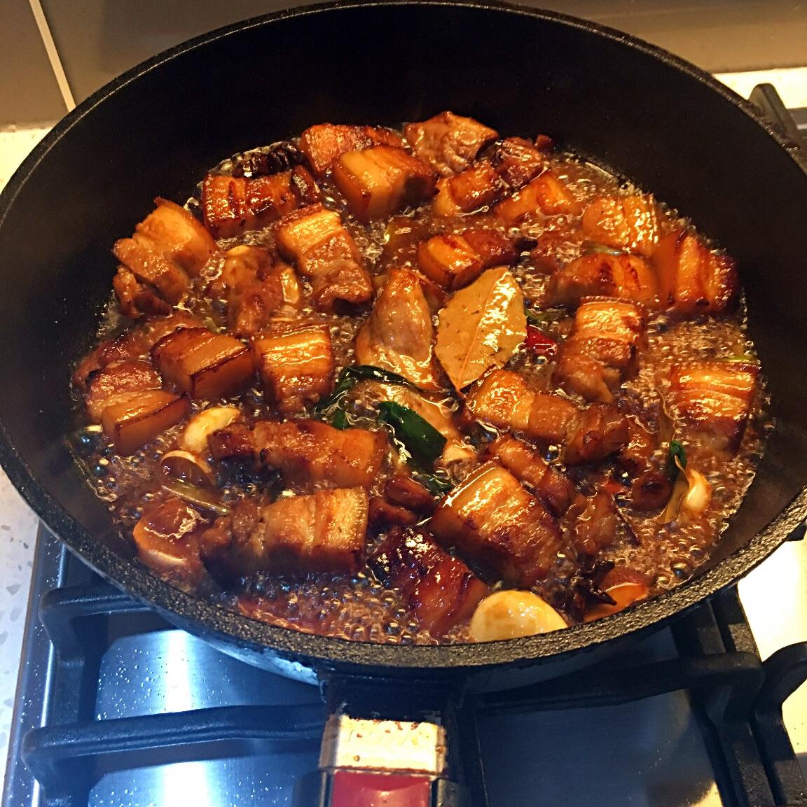 做红烧肉时,炒糖色最关键,掌握这一步,红烧肉亮泽非常入味