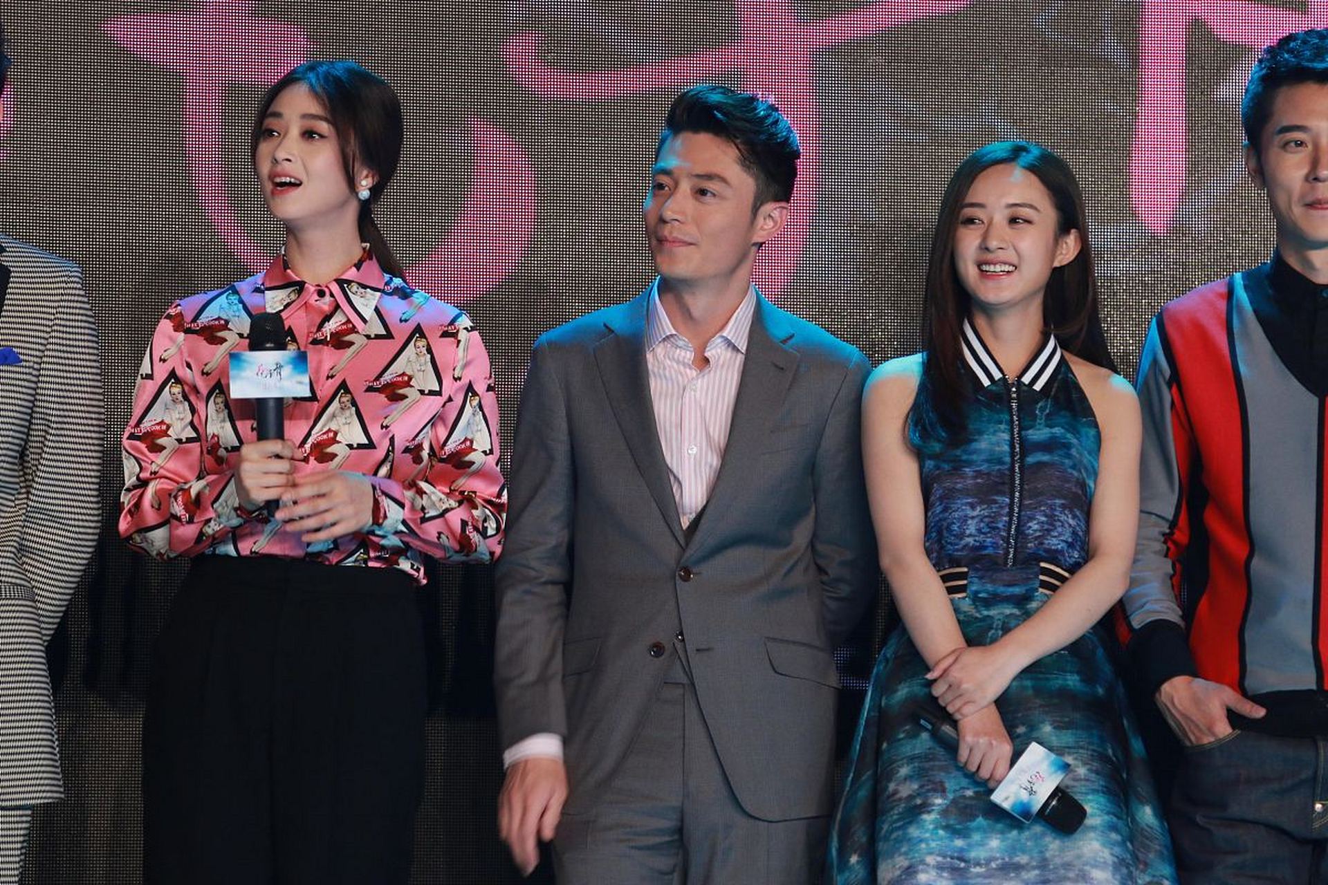 和同样脸小的赵丽颖同框,也丝毫没有输!#我们都爱聊八卦