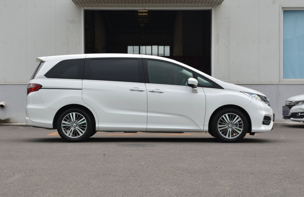 座椅填充物比较柔软,使用的是类似丝绒材质的面料,摸起来手感很好