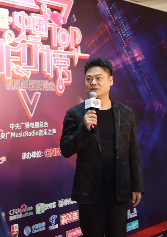 季忠平出席中国top排行榜颁奖礼 颁发年度最佳创作男女歌手奖