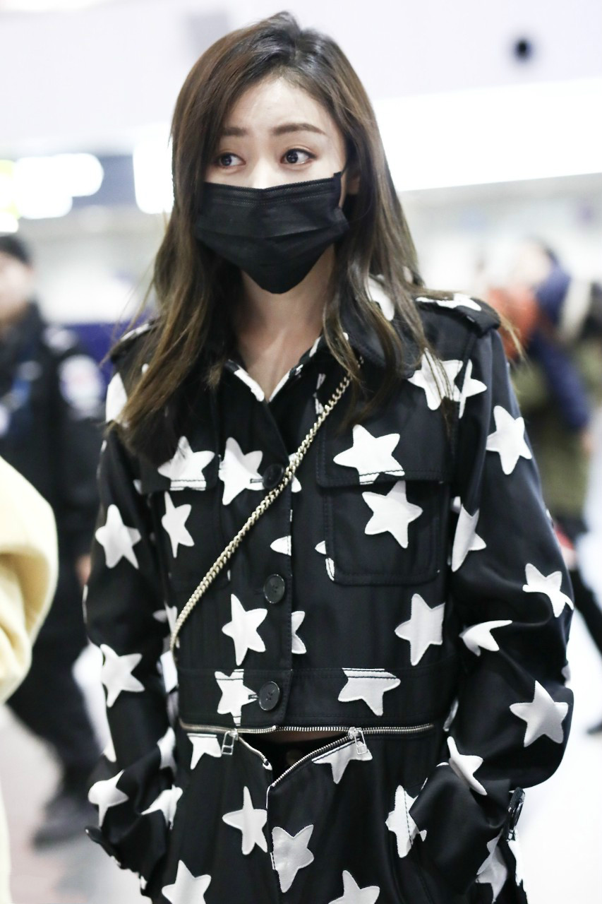 张天爱穿五角星印花图案长款风衣现身机场,戴着黑色口罩遮面