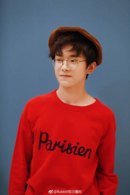 易烊千玺惊现好丽友广告,网友直言:想吃小孩