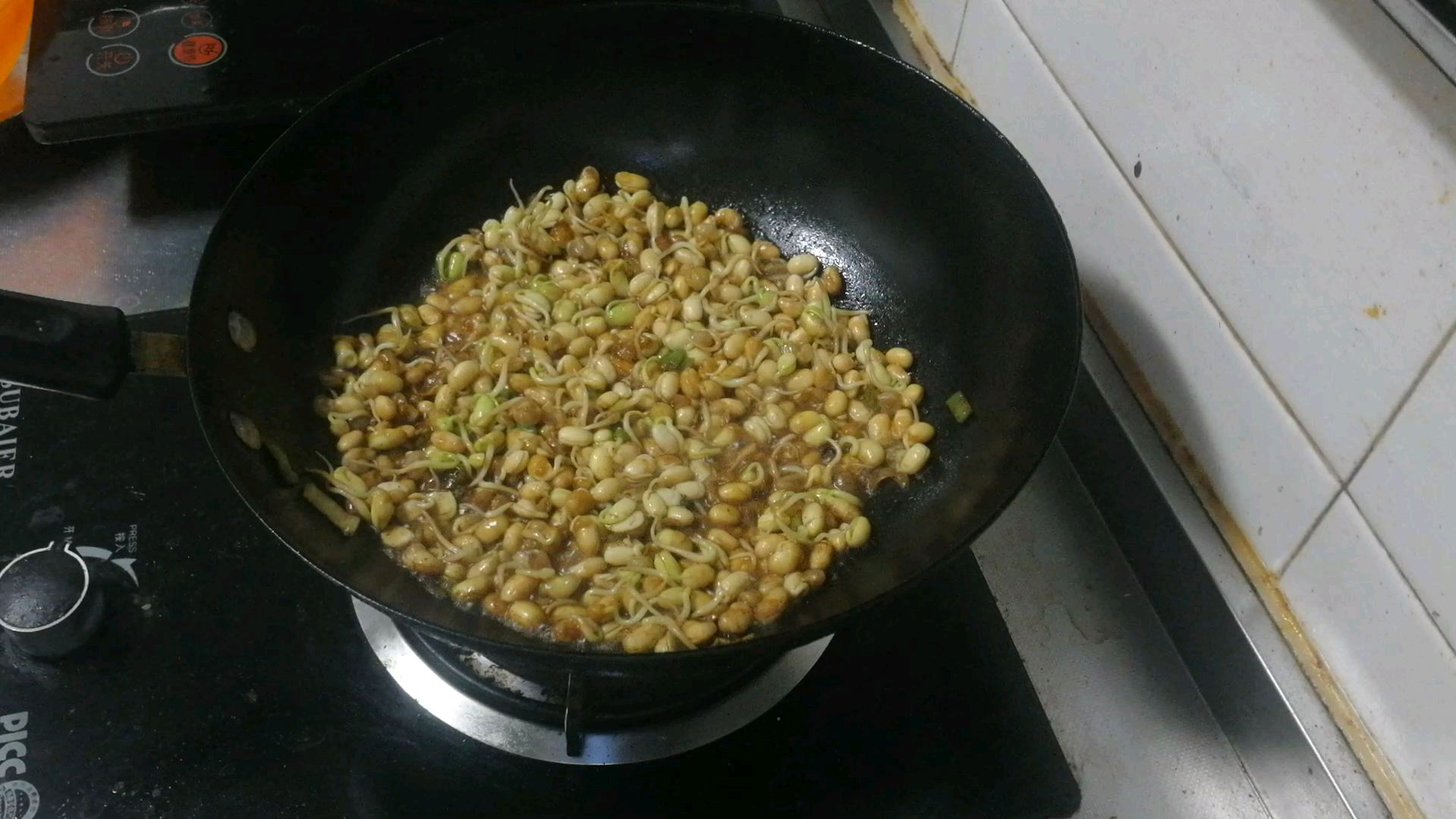 东北家常菜炒黄豆芽,富含植物蛋白质,看看潘姐做的怎么样