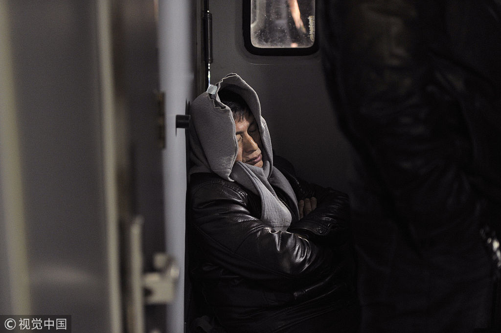 实拍凌晨的春运列车 返乡民工蜷缩睡觉身影让人心酸