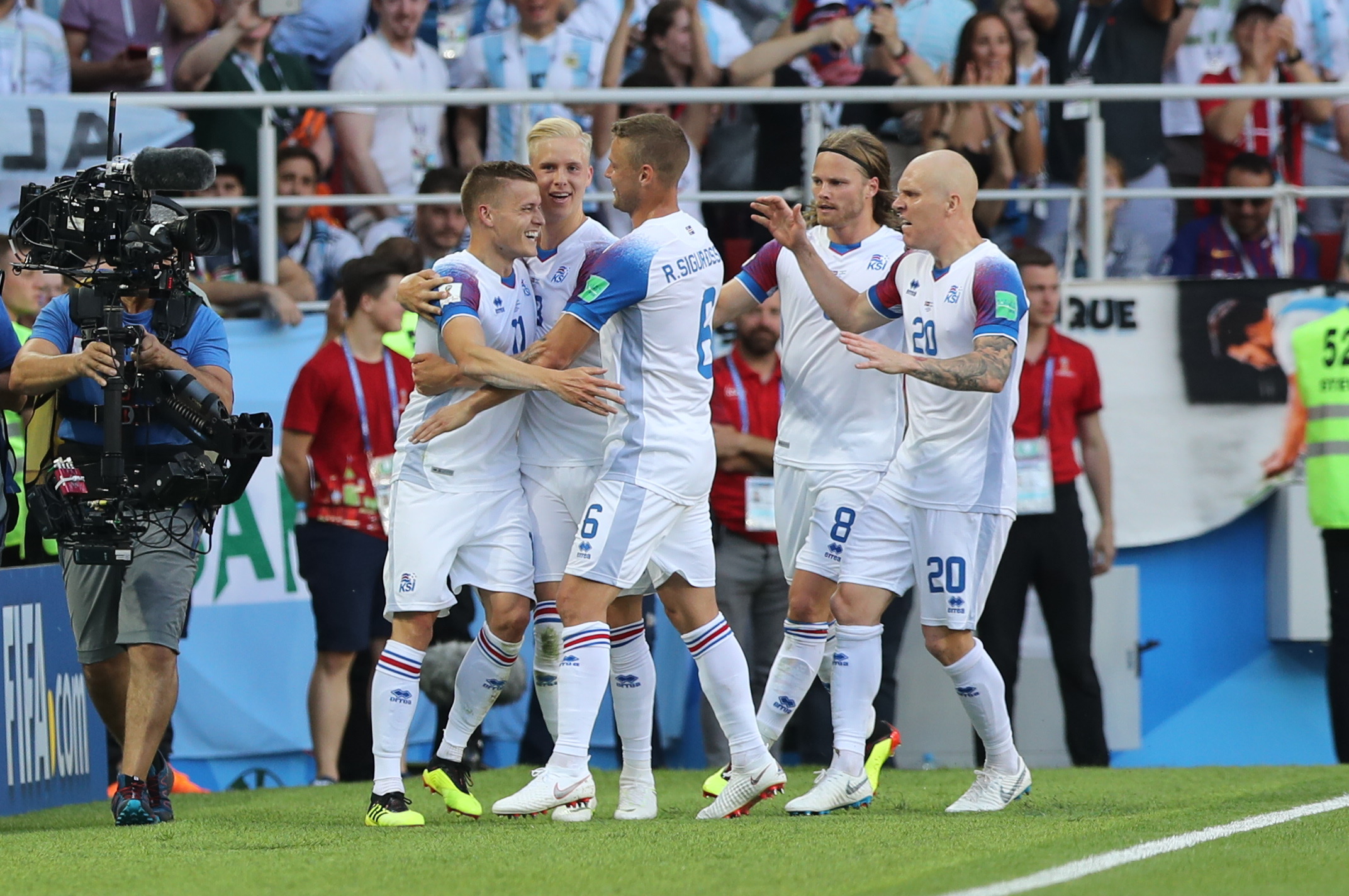 足球——d组:冰岛队芬博阿松进球(13)