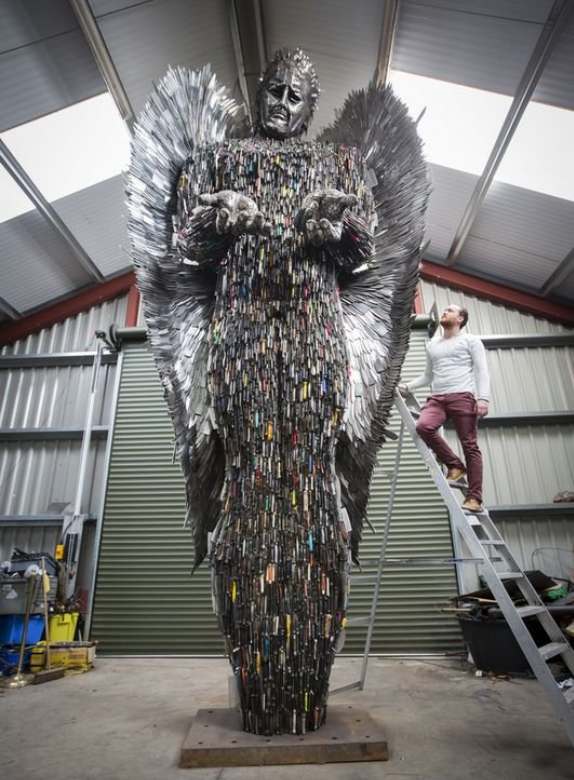 警察没收的10万把刀,被艺术家做成天使雕像,比尔盖茨都来合影了