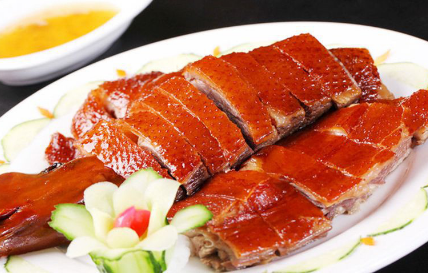 烧鹅是广东省传统名肴,属粤菜系,是广州传统的烧烤肉食,烧鹅源于烧鸭