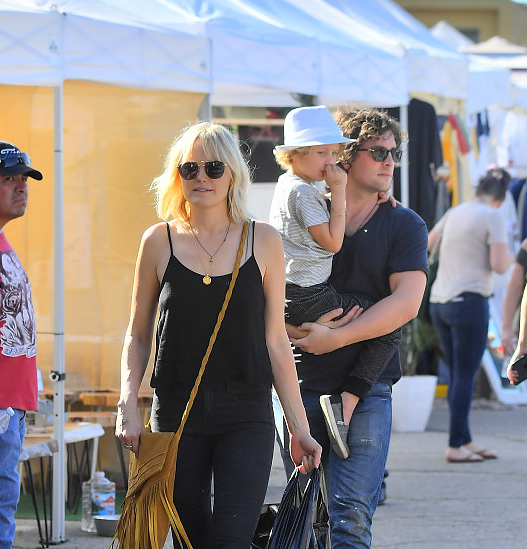 玛琳·阿克曼与老公轮流带娃欢乐多,唐纳利抱继子玩亲亲超有爱