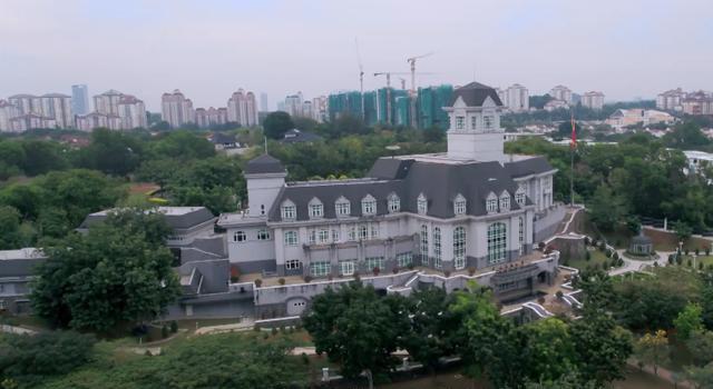 胡静婆婆的豪宅壮观如皇宫,豪车满院,网友:大到要迷路了!
