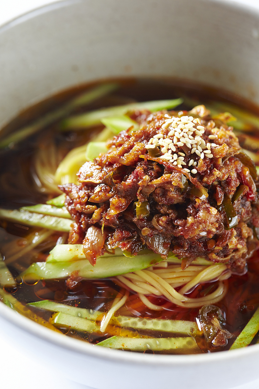 今天,我就来给大家介绍一下如何制作担担面,让你们也能在家里享受到这