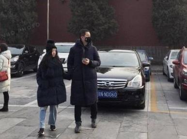 李亚鹏高调宣布恋情?与新女友当街牵手,感情世界终于不再空白
