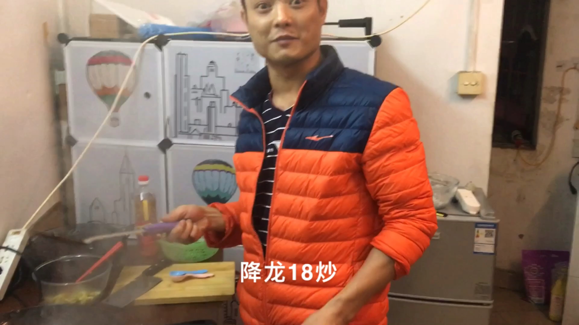 小伙子做西红柿炒鸡蛋,炒出来黑黑的,是那一回事?