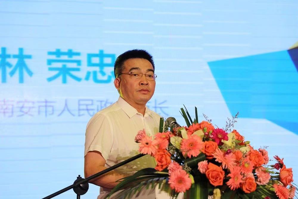 邱尚启董事长荣获第二届金钥石奖年度社会责任奖