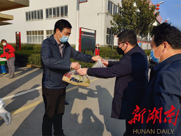 张中于为企业送防疫中药包 督导疫情防控和复工复产工作