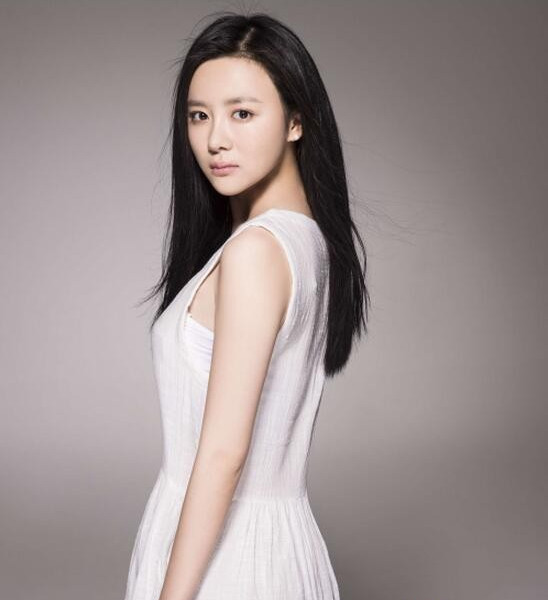 孙文婷:秀美的脸蛋儿上透着淡淡的柔光,平添几分柔美气质