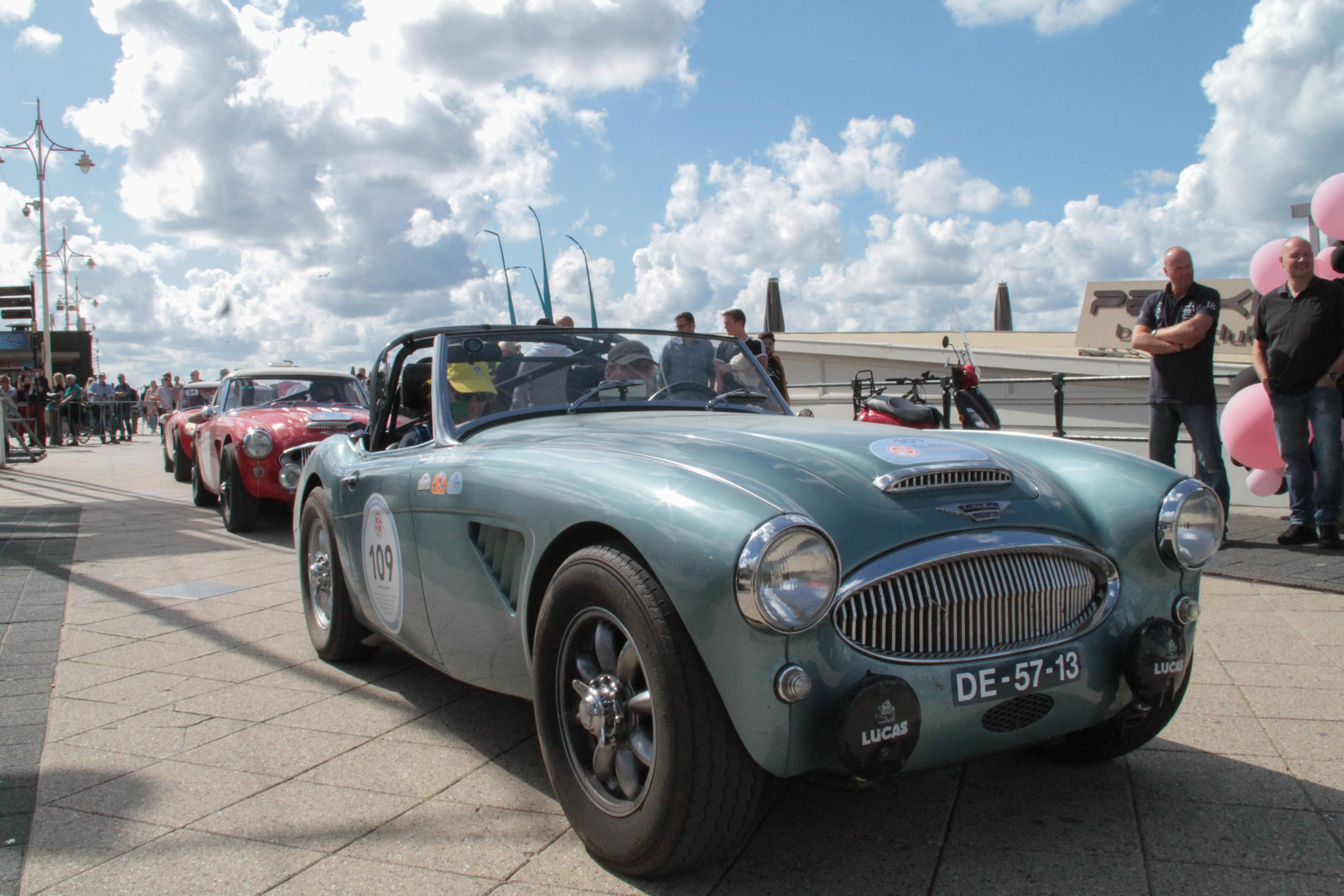 老爷车集体亮相荷兰海牙