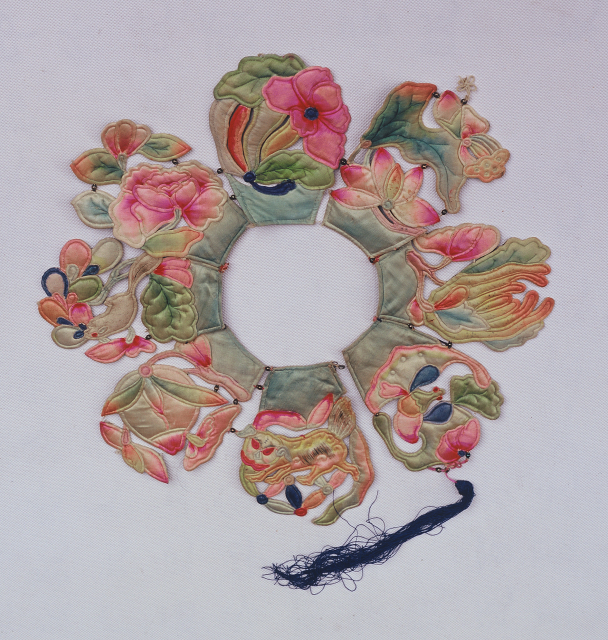 在亚运会期间,你可以参观杭州的刺绣工坊,亲眼目睹杭州刺绣的制作过程