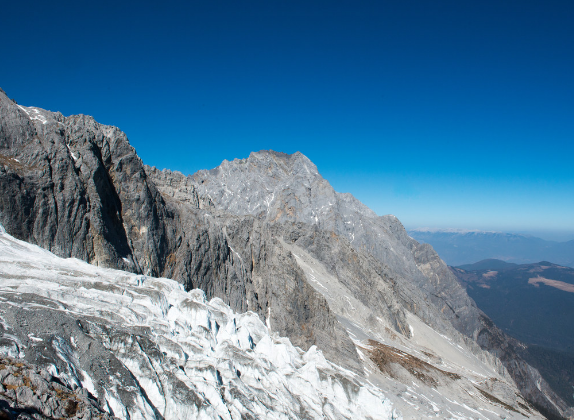玉龙雪山,在丽江北面约15千米处,全长75千米