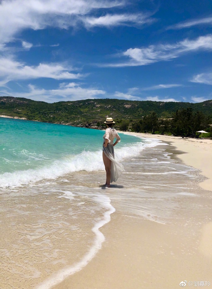 53岁刘嘉玲自曝多张泳装戏水照,身材热辣曲线玲珑宛如少女