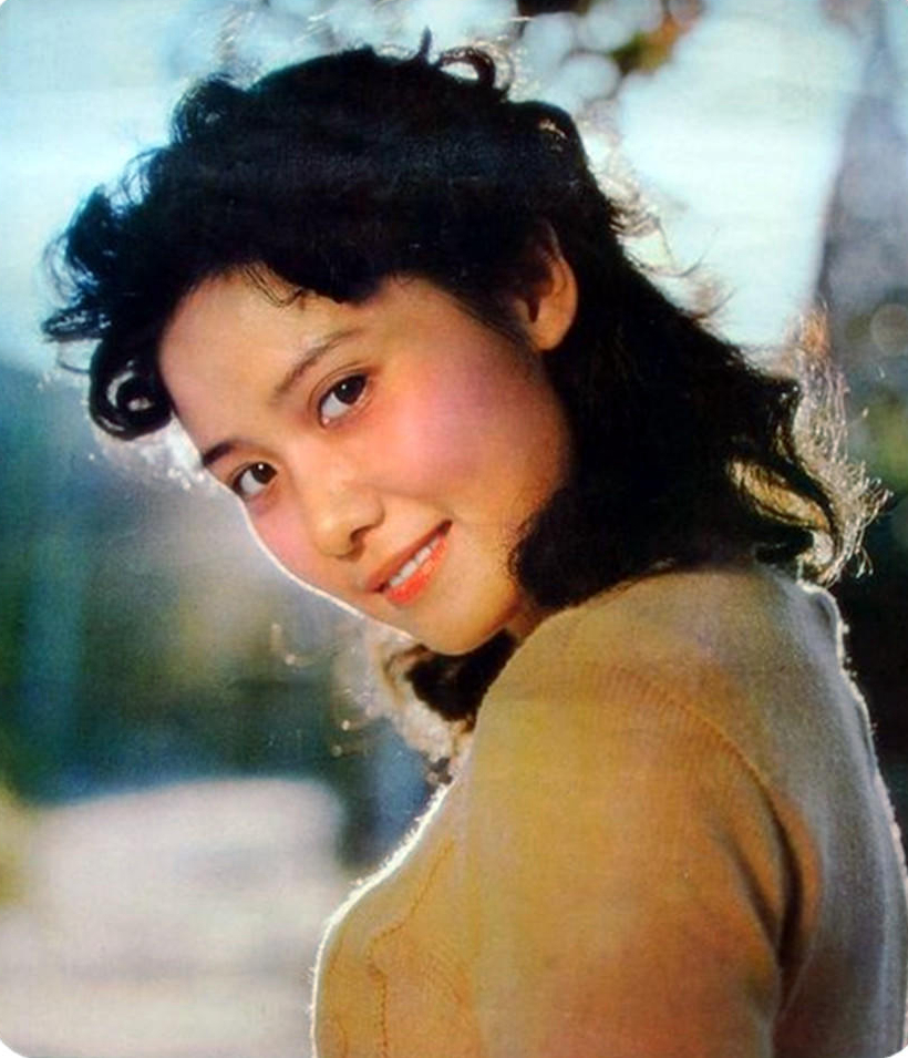 她出道于《海霞》,与刘晓庆张金玲李秀明并称北影四美,息影可惜