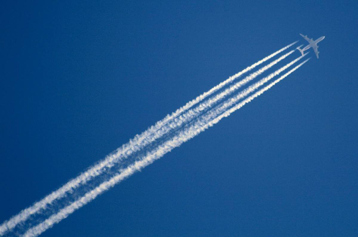 飞行表演彩色"拉烟",它的成分很常见,你的车里和厨房里都有