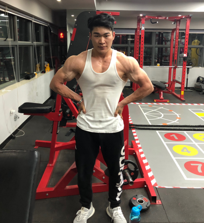 健身前骨瘦如柴,健身后蜕变成强壮的肌肉男,真励志!