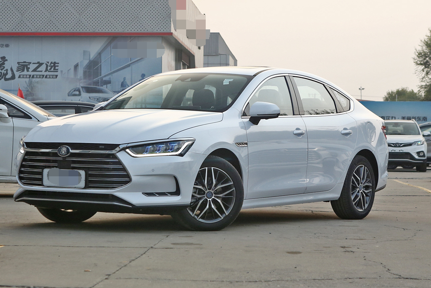 比亚迪秦dm车尾的设计非常时尚潮流,车尾灯设计的却比较低调内敛,却让