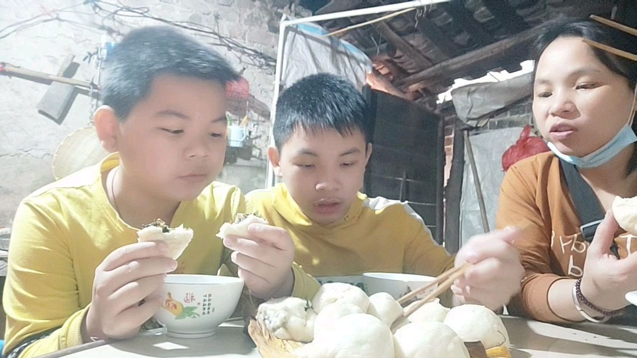 小连蒸一锅大包子,梅菜香菇鸡肉馅,皮薄馅多一家抢着吃