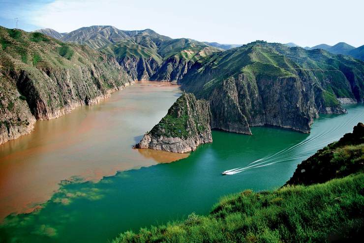 (甘肃永靖县境内,洮河与黄河交汇处,水面上出现了分明的黄,绿两色分界