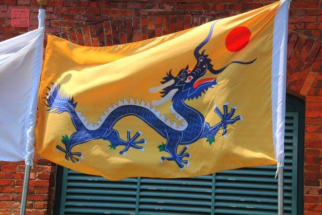 清朝已消失100多年,该国却一直使用大清国旗,至今没和我国建交