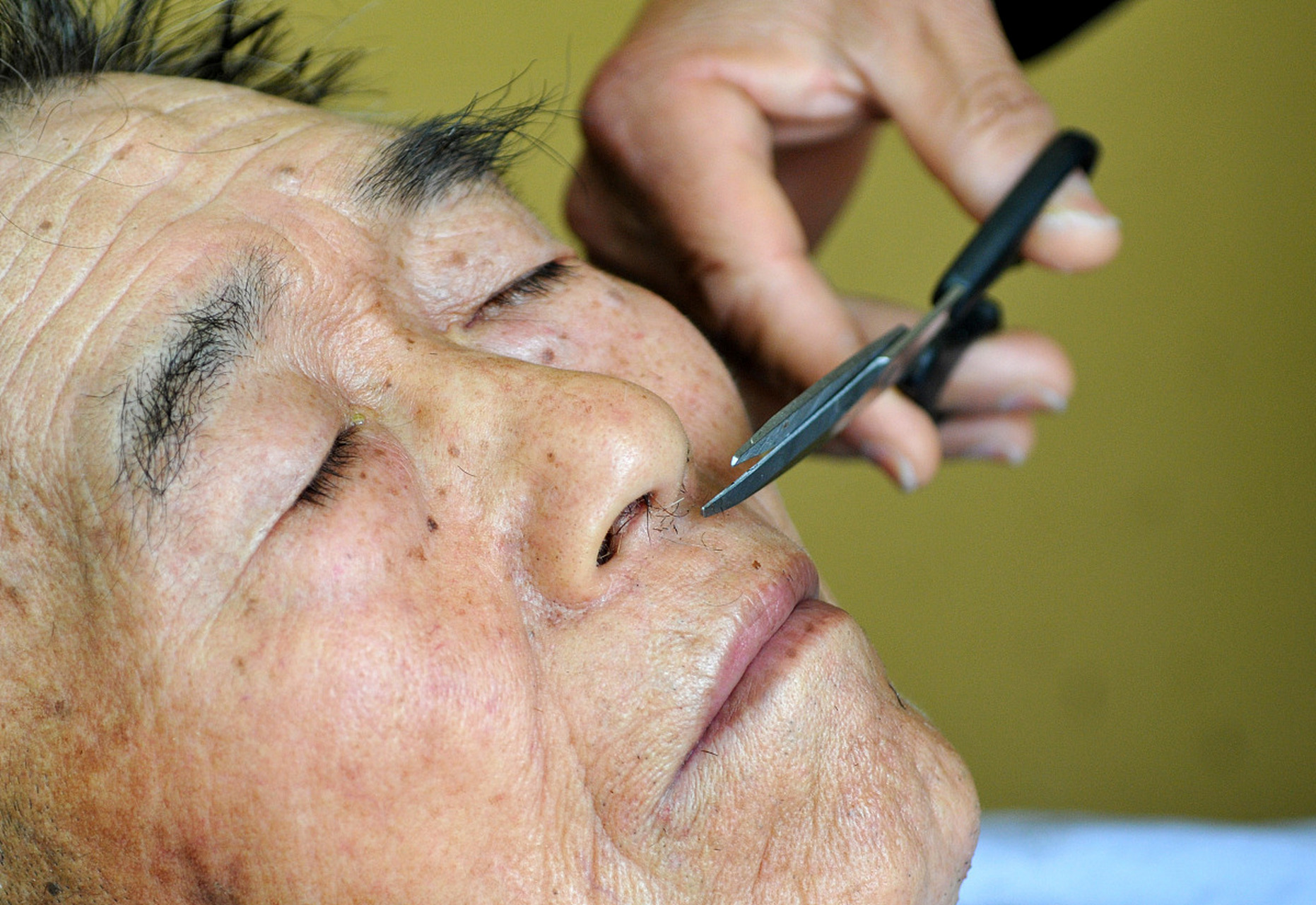 "  从结婚那天起,王先生的鼻毛就一直是他妻子王太太的笑料.