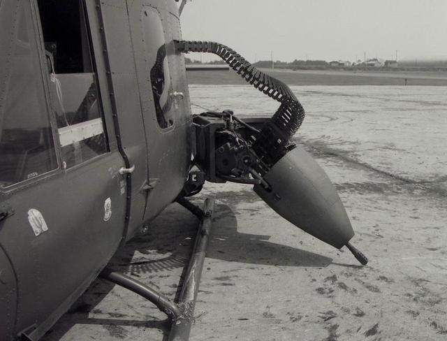 直升机机载机枪图片