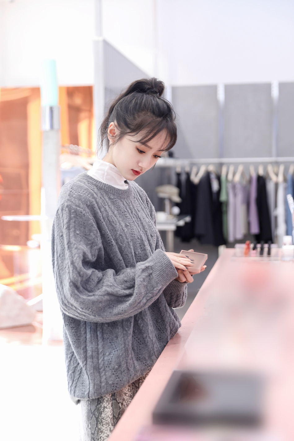 袁冰妍保暖毛衣搭配超短裙上演季节差 "漫画腿"强势吸睛