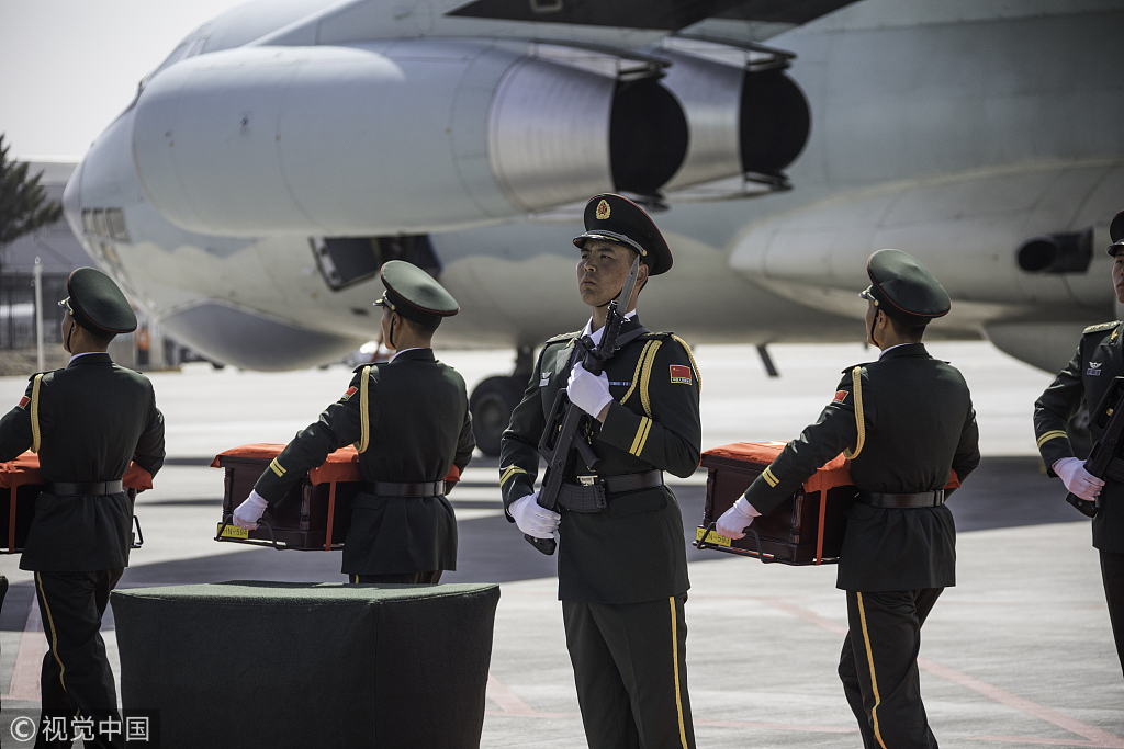 军烈士遗骸由中国人民解放军空军专机接运回国,抵达沈阳桃仙国际机场