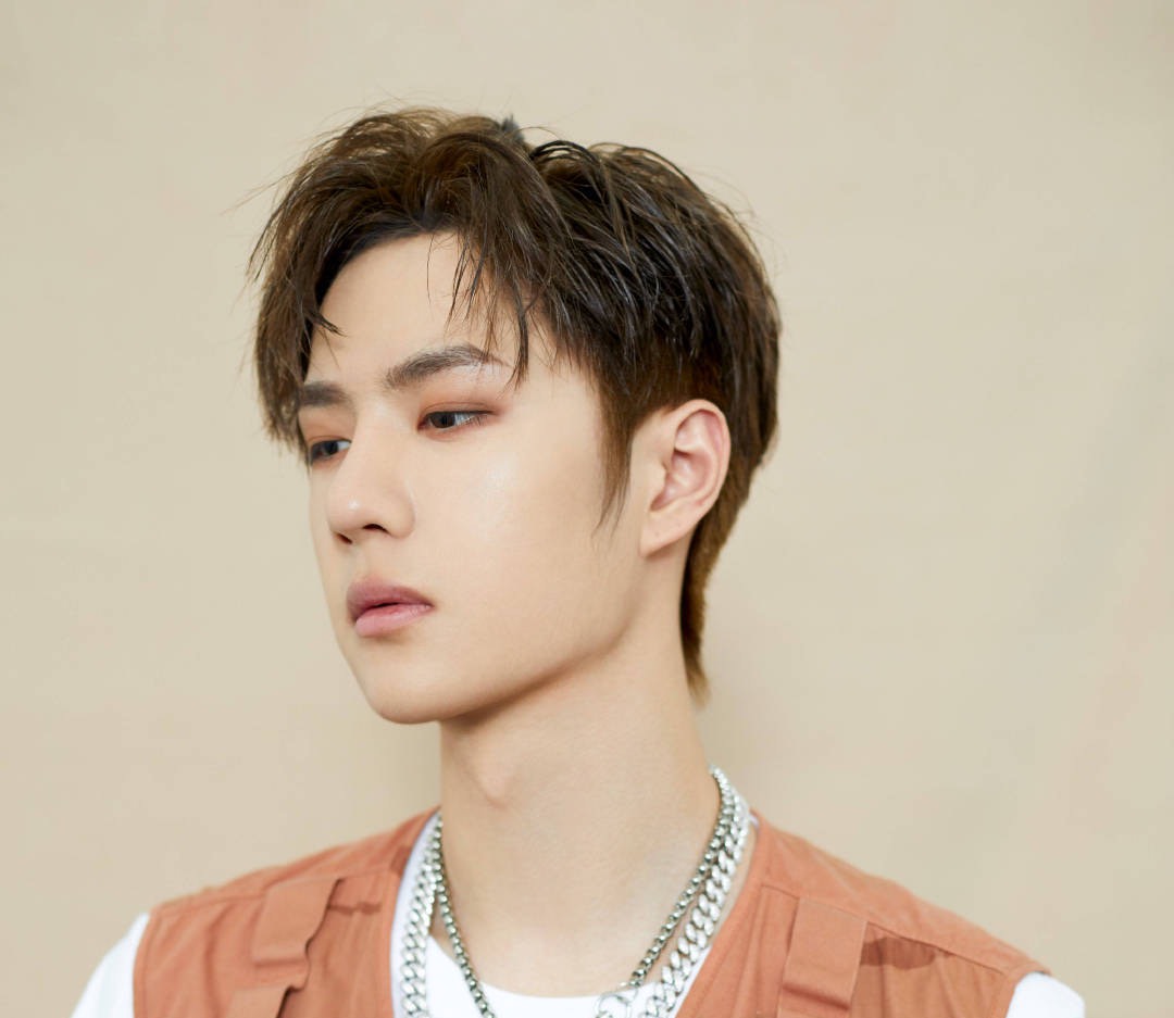 王一博杂志三封引热议,顶着帅气的脸穿女装,粉丝:差点喊老婆了