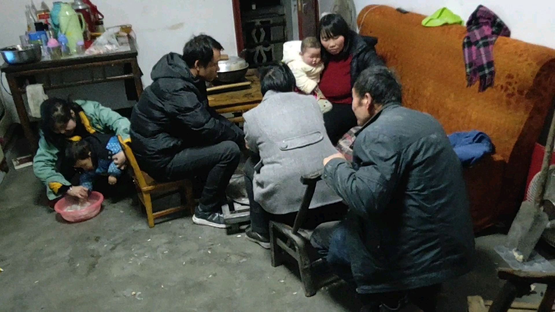 农村大家庭吃完过年菜简单上山弄点青菜,煮火锅,都一样吃完吗