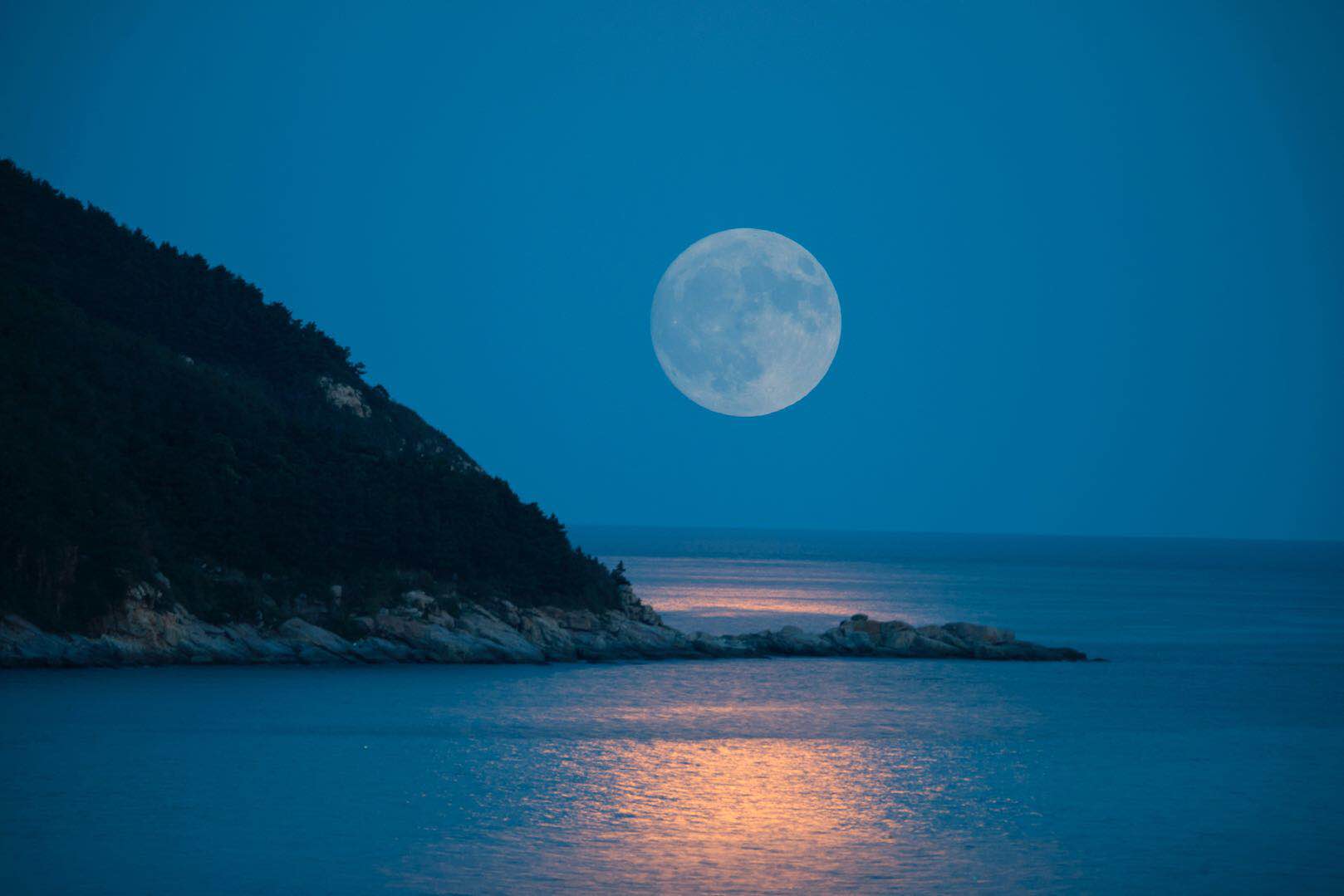 青岛市民登崂山赏"太清水月"