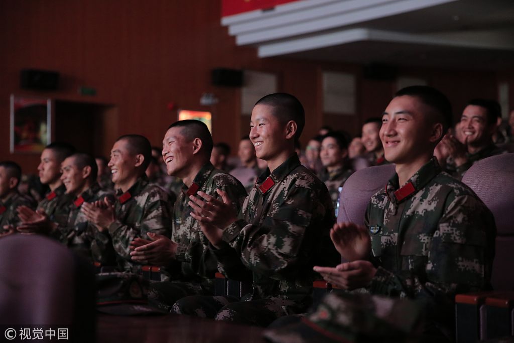 广州武警部队举办欢迎仪式 喜迎新战士下队