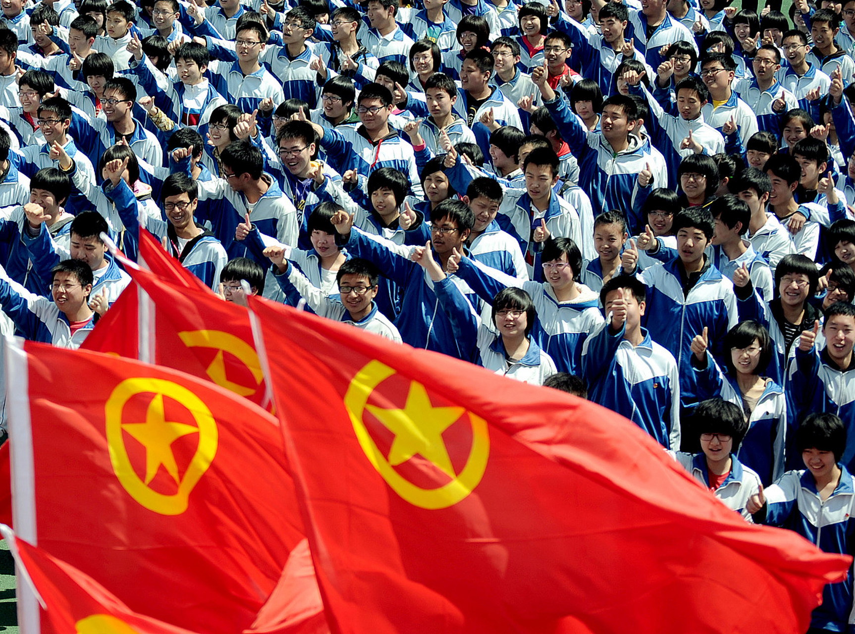 五四,激荡着青春的热血,  挥洒着梦想的汗水,  传承着文化的火炬