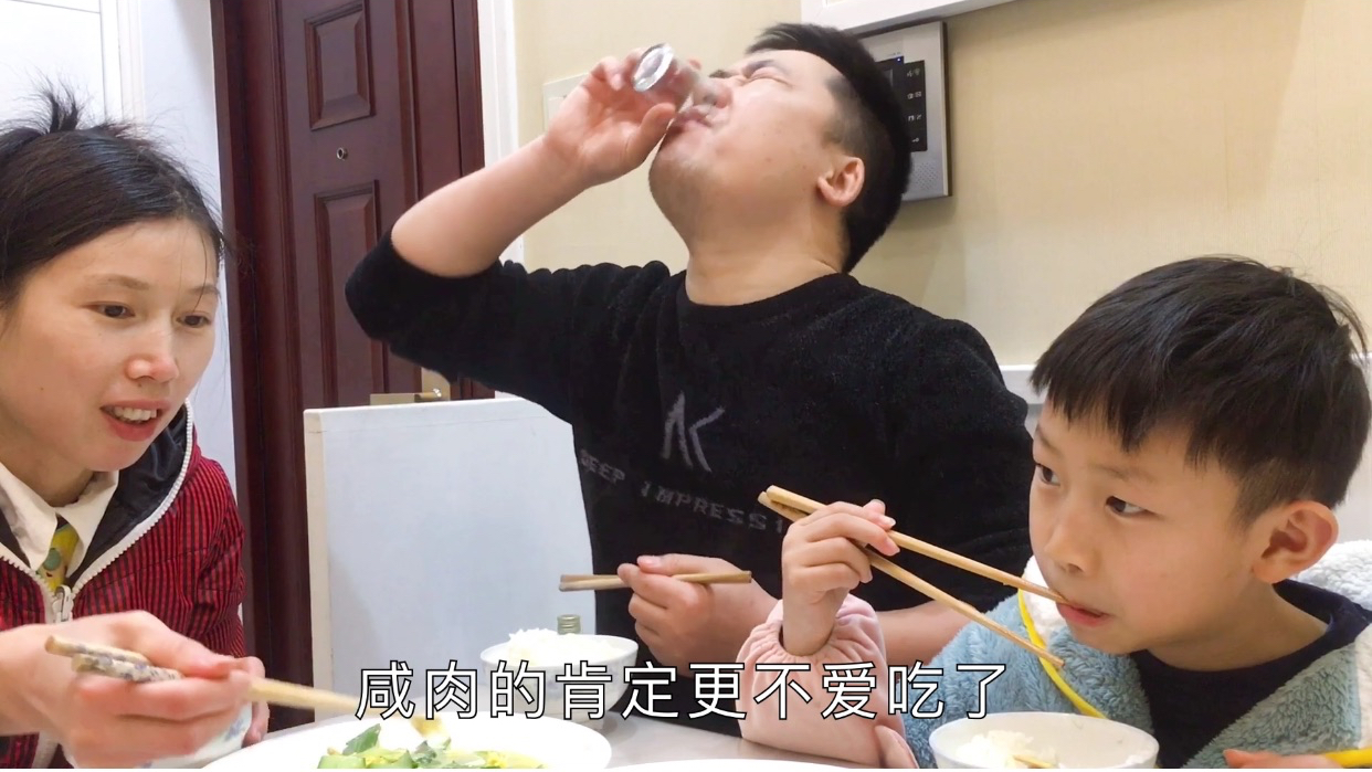 老田为家人做菜太用心,咸肉和千张竟然这样烧,喝酒吃肉,过瘾