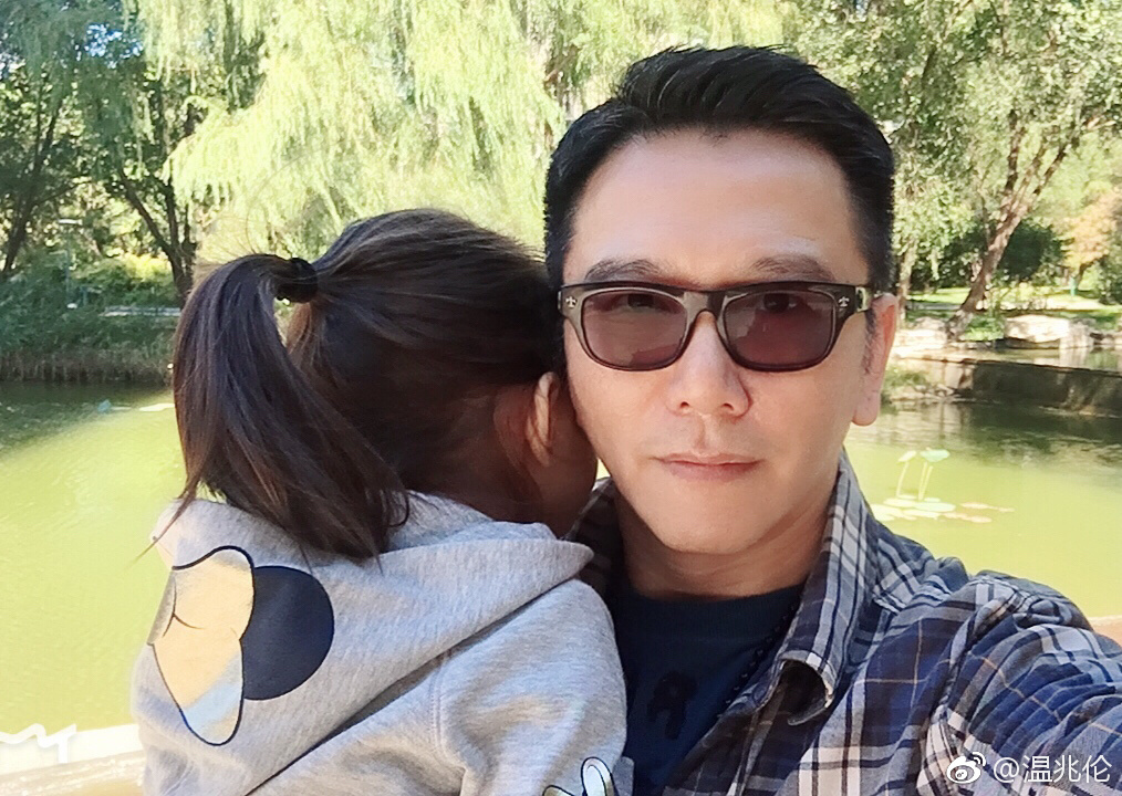 温兆伦54岁生日,自己掌厨做香港菜,女儿anna和妻子赵庭好口福