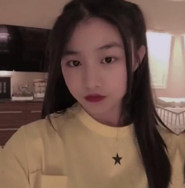 章子怡继女"小苹果"晒美照,13岁的她成熟漂亮很仙美